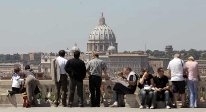 Turisti a Roma (Foto: Reuters/Vstock Photo)